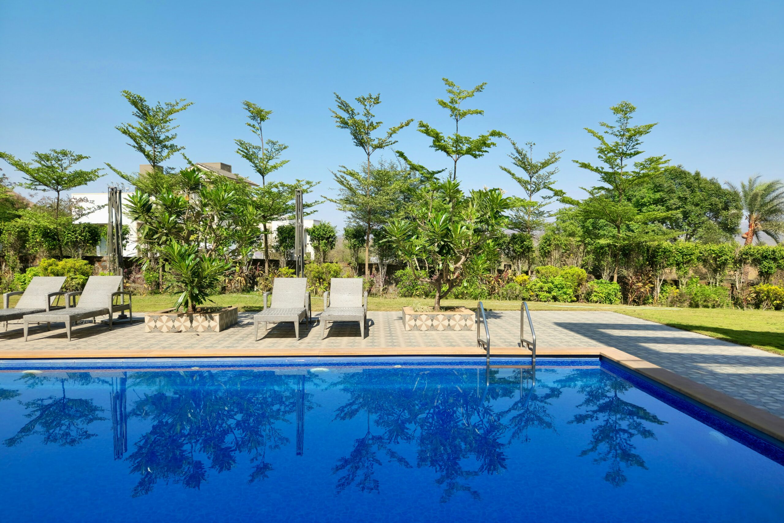 Stylish Fiberglass Pool Design Options for Your Backyard 2 Stylish Fiberglass Pool Design Options for Your Backyard 1