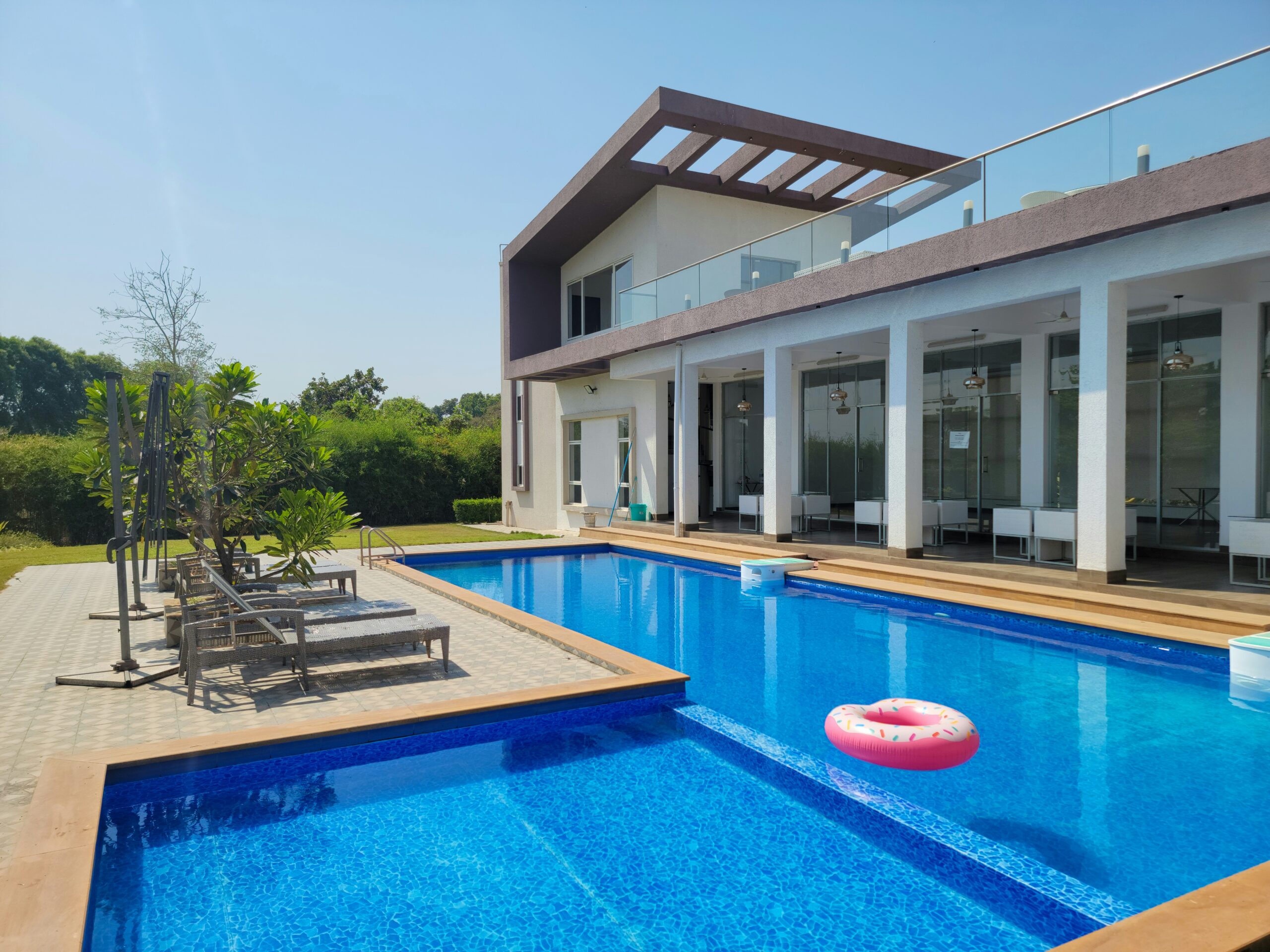 Stylish Fiberglass Pool Design Options for Your Backyard 4 Stylish Fiberglass Pool Design Options for Your Backyard 3